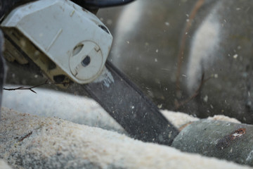 Holzfäller sägt Kaminholz und Brennholz