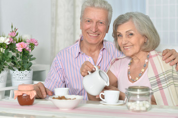 Obraz na płótnie Canvas Senior couple drinking tea 