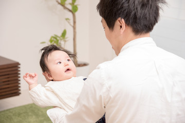 育児をする父親