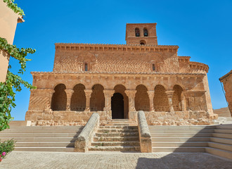 Obraz premium Vista de la Fachada Porticada Sur de la Iglesia Románica de San Miguel en la localidad de San Esteban de Gormaz, Soria, Castilla y León, España
