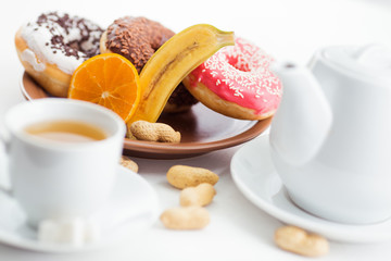 Cdonuts and akes for coffee and tea.