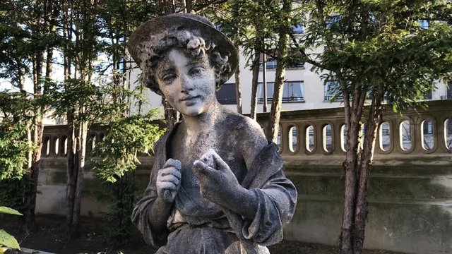 Statue sur une tombe du Cimeti&egrave;re de Passy &agrave; Paris