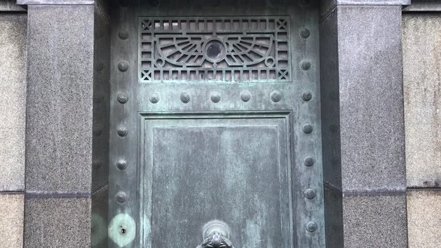 Porte d'un caveau du Cimetière de Passy à Paris