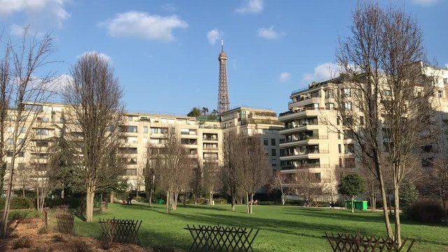 Tour Eiffel vue depuis un square à Paris