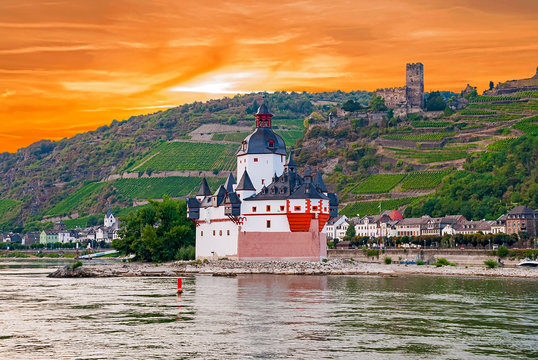 Abendd&auml;mmerung mit Burg Pfalzgrafenstein im Rhein, Mittelrheintal