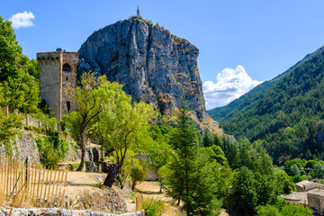 Village de Castellane, Provence, France, Vue sur le roc et La Tour Pentagonale (1359).