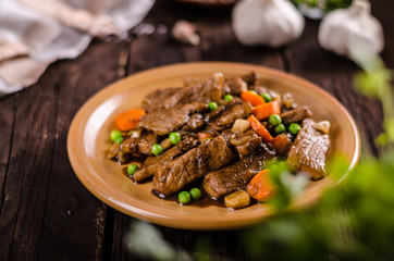 Pork medallions with vegetable and soy garlic sauce