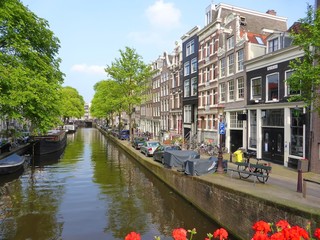 Maisons et canal de Bloemgracht dans le quartier du Jordaan à Amsterdam (Pays-Bas)