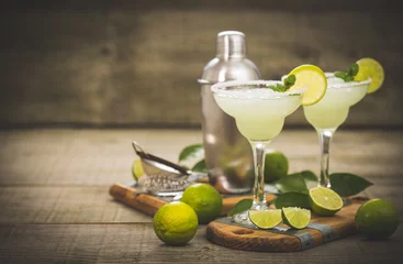 Fototapeten Margarita-Cocktail mit Limette und Minze © pilipphoto
