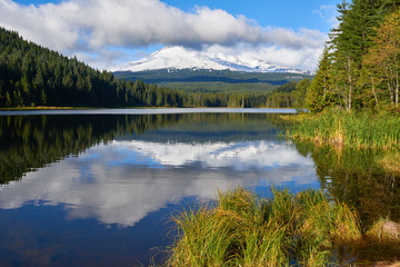 Obraz premium Trillium Lake view and Mount Hood at background covered with clouds. Oregon State USA Pacific Northwest.