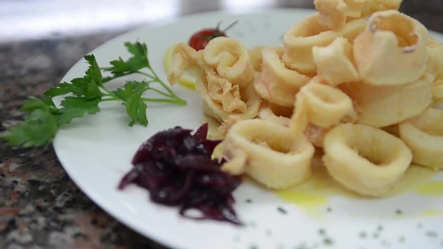 calamari fritti serviti al ristorante
