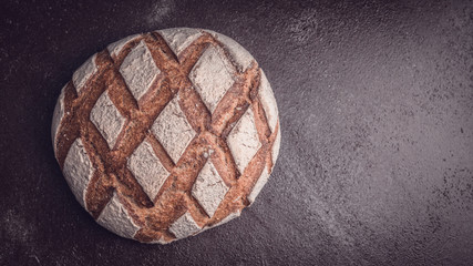 knuspriges Bauernbrot auf Leinentuch