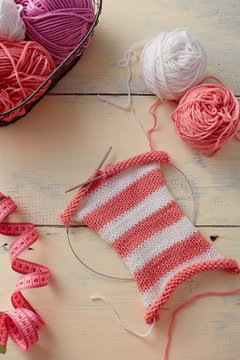 Knitting stripes with two colors of yarn