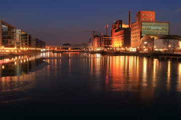 Fototapeta na wymiar Duisburg Innenhafen am Abend