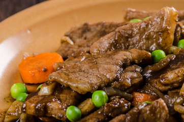 Pork medallions with vegetable and soy garlic sauce
