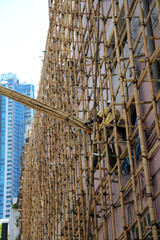 Hong Kong: Baustelle an einem Hochhaus mit Gerüst aus Bambus  
