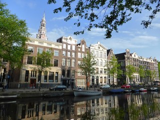 Fototapeta na wymiar Amsterdam, maisons à pignons typiques avec reflet dans le canal de Kloveniersburgwal (Pays-Bas)