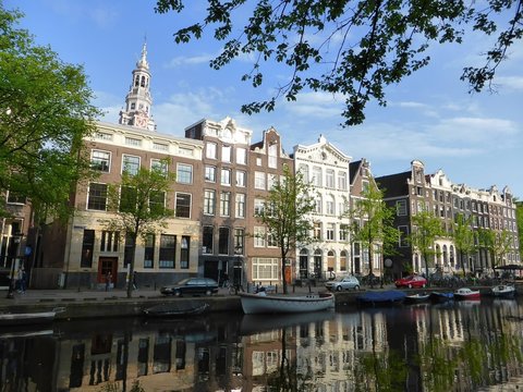 Amsterdam, maisons à pignons typiques avec reflet dans le canal de Kloveniersburgwal (Pays-Bas)