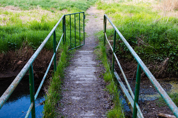 Brücke und Wanderweg mit Geländer