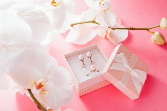 Set of silver ring and earrings with pearls in the gift box