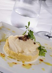 Cod in the sauce of the juice itself with pure grain of chickpeas and farofa of black olives
