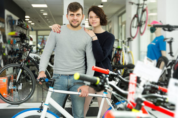 Fototapeta na wymiar couple standing with bicycle