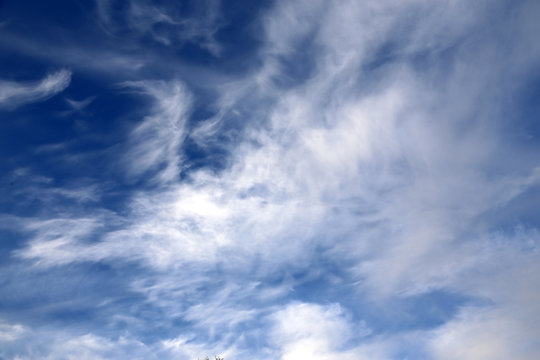 schlierige Wolken am blauen Himmel