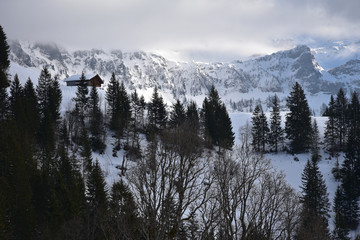 Chalet isolé dans l'Oberland bernois en Suisse