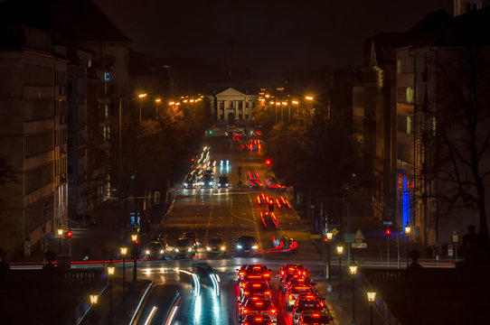 Eine gut befahrene Stra&szlig;e in der Stadt M&uuml;nchen bei Nacht in der Totalen