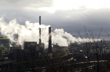 Rauchende Industrieanlagen im Winter