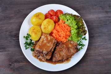 żeberka wieprzowe z ziemniakami, surówką i pomidorem