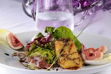 Salad of leaves with crispy brie cheese