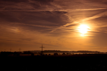 Sonnenaufgang oder Sonnenuntergang mit Nebel