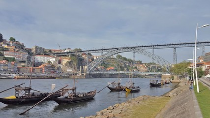 Obraz premium Portugal, barques à vin sur les quais de la duro à Porto