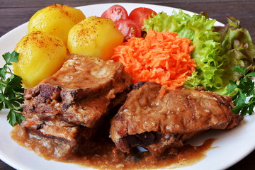 żeberka wieprzowe z ziemniakami, surówką i pomidorem
