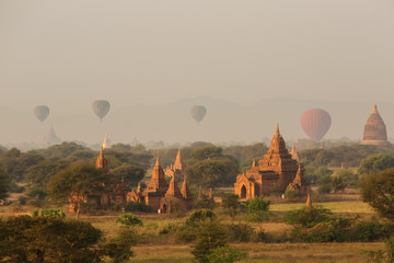 Obraz premium View to the ancient temples in Bagan, Myanmar