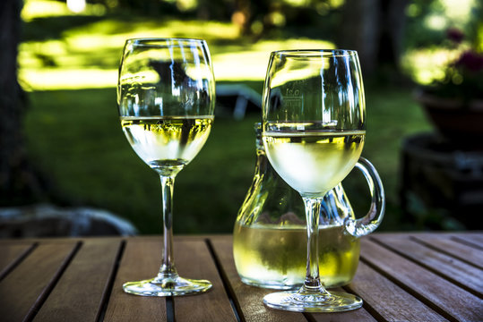 verres de vin blanc et carafe