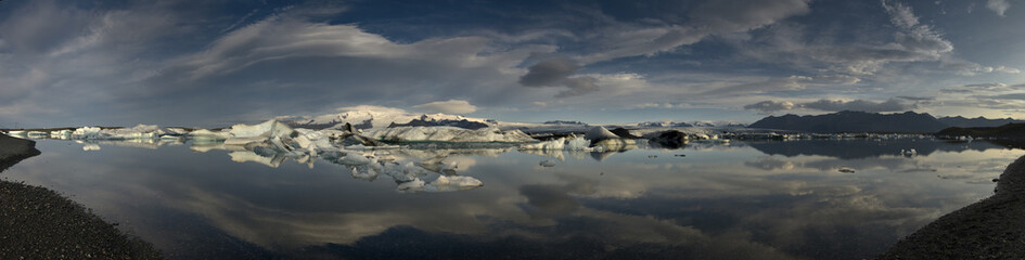 Fototapeta na wymiar Pannoramaaufnahme der Gletscherlagune Jökulsarlon auf Island