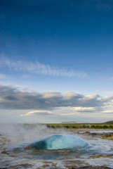 Der Geysir Strokkur auf Island kurz vor dem Ausbruch