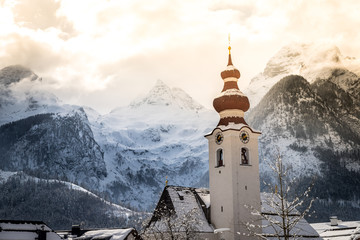 Loferer Steinberge im Winter, Kirchturm im Vordergrund, Lichtstimmung