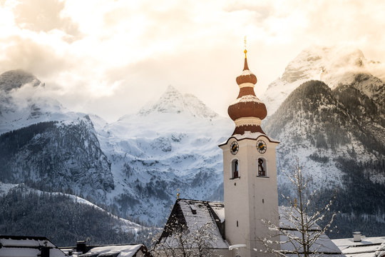 Loferer Steinberge im Winter, Kirchturm im Vordergrund, Lichtstimmung