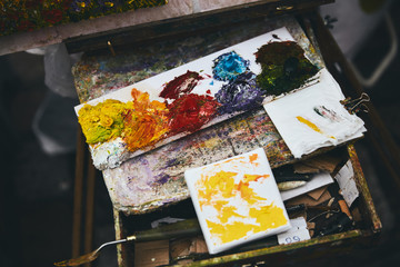Tavolozza pittore con colori