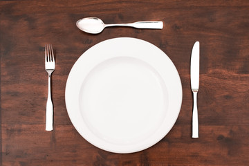 Teller leer Besteck Gabel Messer Löffel Holz Hungersnot Diät Fasten Tisch Küche Esszimmer Kochen