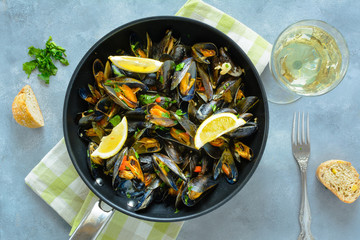 Mussels with sauce in a frying pan.