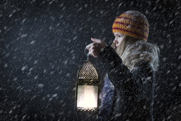 Kind, Schnee, Laterne