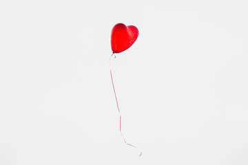 roter fliegender herz ballon