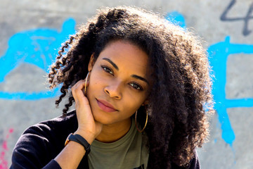 Portrait einer attraktiven Afroamerikanerin