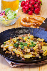 Tiroler Gröstl in einer Eisenpfanne