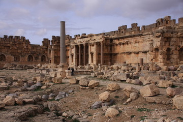 Fototapeta na wymiar les ruines du temple de Jupiter à Baalbek