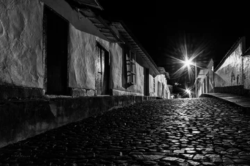 Gartenposter Schwarz und weiss Eine kleine Altstadt bei Nacht